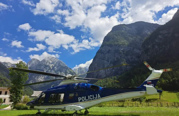 Planinko so oskrbeli in jo s helikopterjem prepeljali na Vršič.