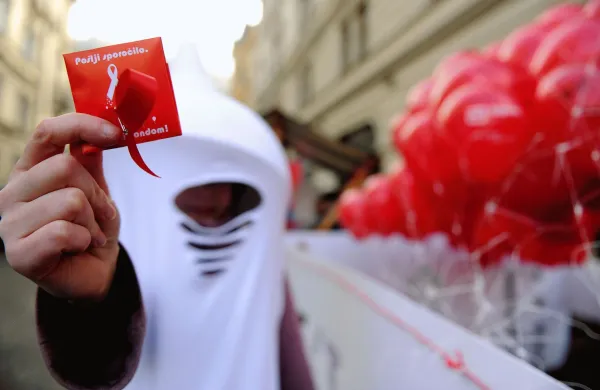 Ljubljana, Stritarjeva ulica. V okviru projekta Virus, ki deluje pod okriljem Drustva studentov medicine Slovenije je potekala akcija osvescanja javnosti o pomenu zascite pred virusom HIV in ostalimi spolno prenosljivimi okuzbami (SPO). Kondomi, baloni. Foto: Tamino Petelinsek/STA aids