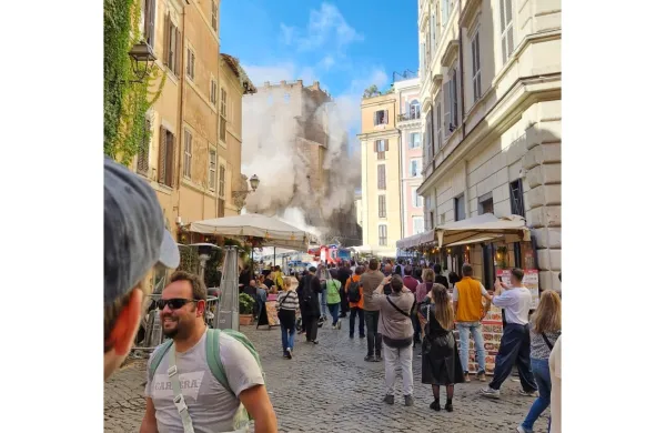 Zru&scaron;itev dela srednjeve&scaron;kega stolpa v Rimu v kateri je bilo po&scaron;kodovanih več ljudi.