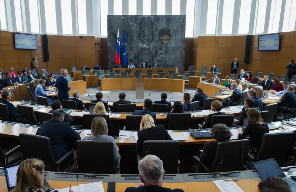 Izredna seja DZ, na kateri obravnavajo predlog sprememb zakona o vladi ter predlog zakona o ukrepih pri dolgotrajni oskrbi in zacasni podpori izvajalcem institucionalnega varstva.