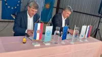 Mladen Nežič in Martin Pregelj sta podpisala dogovor o sodelovanju med sosednjima Rižanskim in Istarskim vodovodom. 