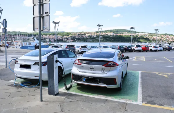 Koper, 24.05.2024Ukmarjev trg, Avtomobilske elektro polnilnice, elektricni avtomobili