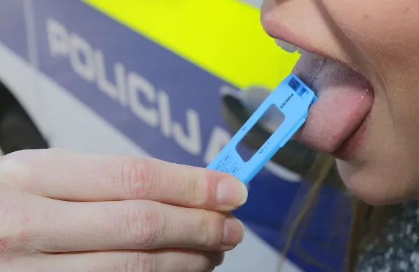 Hitri test na droge vzorec sline z jezikaPolicija hitro ugotavljanje droga mamila
