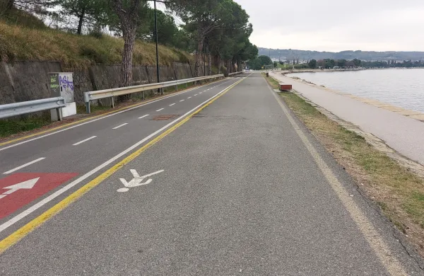 Z motorjem v kolesarja na obalni cesti: kazen bo odslužil z delom