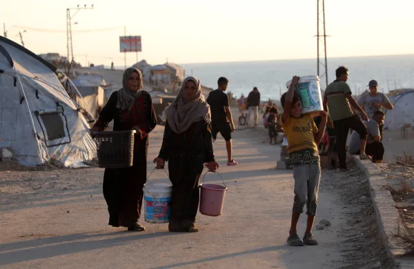 Razseljeni Palestinci v begunskem tabori&scaron;ču al-Nuseirat v osrednjem delu Gaze.