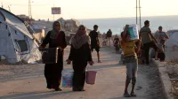 Razseljeni Palestinci v begunskem tabori&scaron;ču al-Nuseirat v osrednjem delu Gaze.