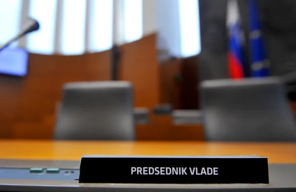 - 12.00 s poslanskimi vprasanji predsedniku vlade Miru Cerarju se bo zacelo redno zasedanje DZ; DZ, velika dvorana, Subiceva 4, LJUBLJANA (TAMINO; fotke na UKOM)