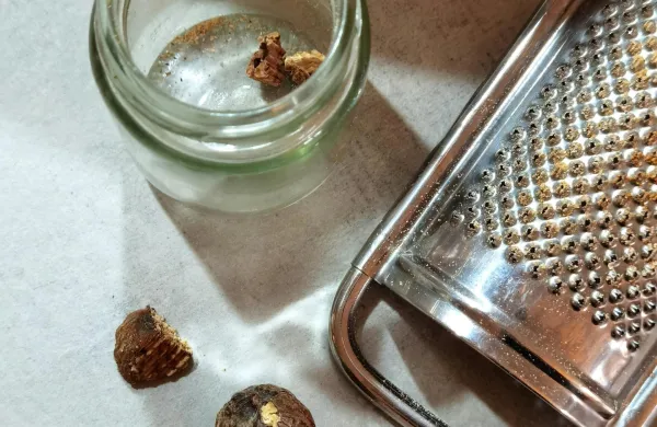 Mu&scaron;katni ore&scaron;ček je nepogre&scaron;ljiv pri kremnih juhah, perutnini, divjačini, prilogah, sladicah in sadnih biskvitih.