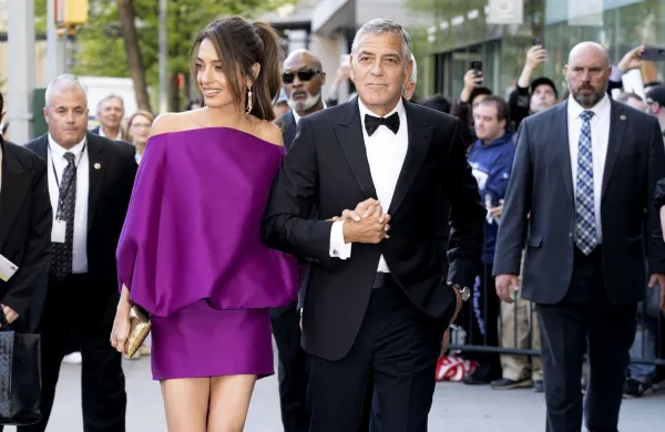 Amal Clooney navdu&scaron;ila v drzni Balenciagini obleki