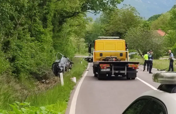 Posledice dana&scaron;nje prometne nesreče na cesti med Aj&scaron;evico in Novo Gorico