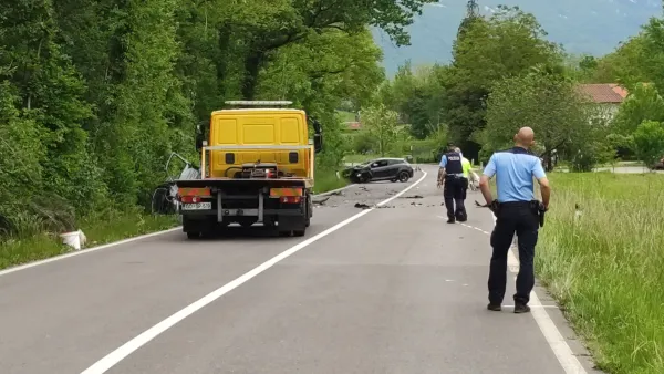 Posledice dana&scaron;nje prometne nesreče na cesti med Aj&scaron;evico in Novo Gorico