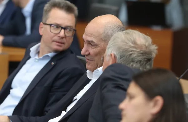 Poslanci SDS s predsednikom Janezom Jan&scaron;o na čelu so včeraj v DZ vložili nov predlog zakona o vladi.