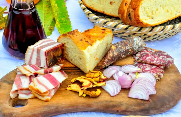 Čebula nikakor ne sme manjkati.