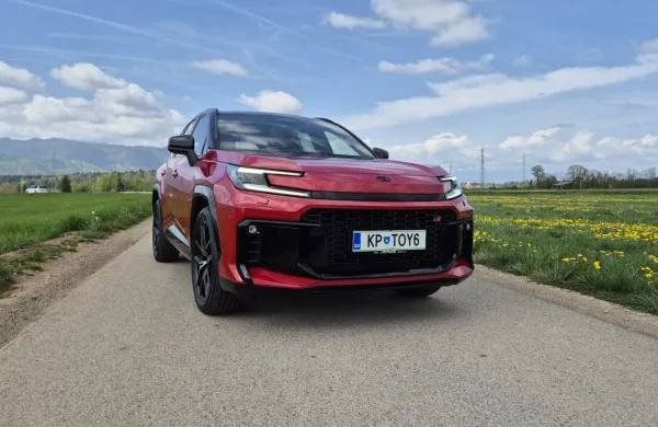 Popolnoma novi Toyota RAV4 je zdaj slovenskim kupcem na voljo za začetnih 38.500 evrov.