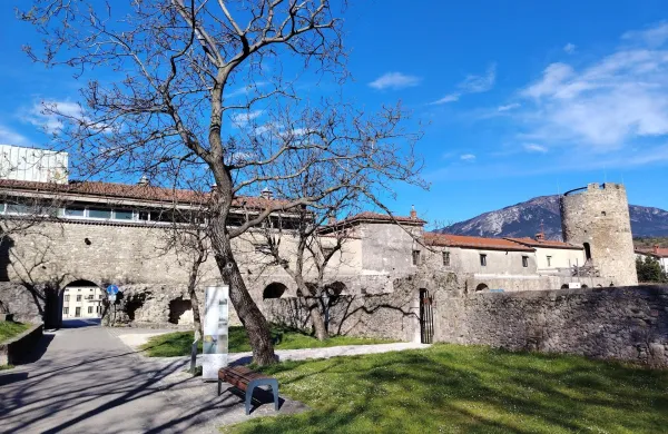 V Ajdov&scaron;čini je do danes ohranjeno skoraj povsem strnjeno rimskodobno obzidje s &scaron;tirinajstimi stolpi nekdanje utrdbe Castra, kar je edinstven primer v Sloveniji.