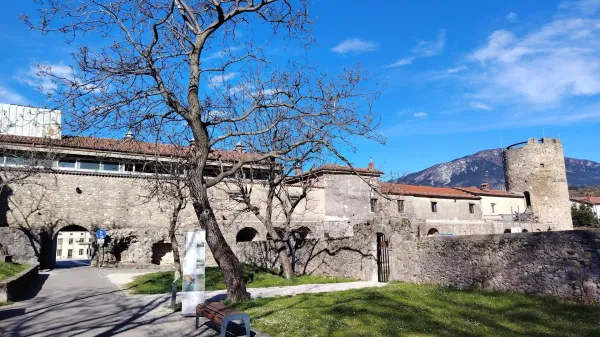 V Ajdov&scaron;čini je do danes ohranjeno skoraj povsem strnjeno rimskodobno obzidje s &scaron;tirinajstimi stolpi nekdanje utrdbe Castra, kar je edinstven primer v Sloveniji.
