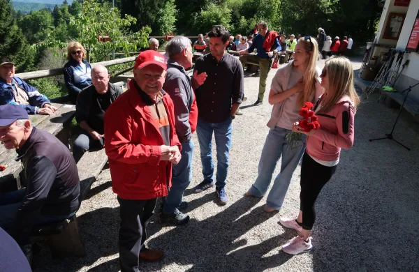 Na tradicionalnem shodu na Hlevi&scaron;ah je bilo precej manj ljudi in več zaskrbljenih obrazov kot običajno. Poslanec Luka Gor&scaron;ek (v sredini) je bil kljub temu prepričan, da bodo Slovenci obranili pravice delavcem in socialno državo.