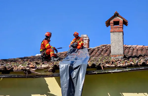 Po&scaron;kodovano streho so prekrili s folijo.