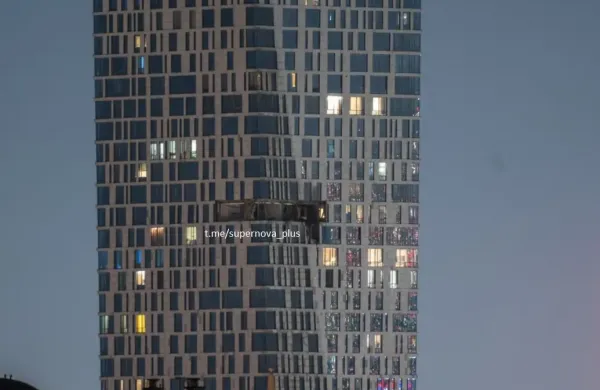 Ponoči je dron zadel elitno stolpnico v Moskvi, le nekaj kilometrov od Kremlja.