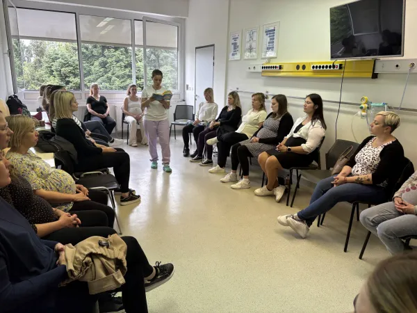&Scaron;empetrske babice so bodočim star&scaron;em predstavile psihično in telesno pripravo na lep&scaron;i in lažji porod.