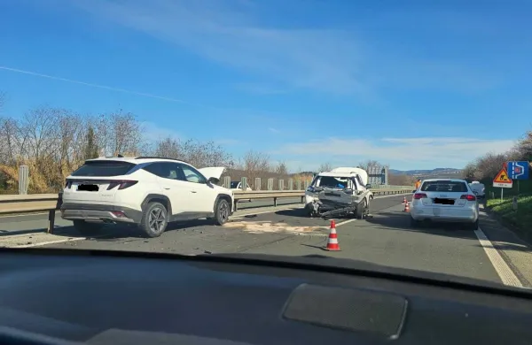 V nesreči, ki se je v začetku februarja zgodila na &scaron;tiripasovnici pred izvozom za Bertoke, so bila udeležena tri vozila.