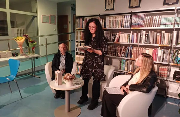 Postojna, Mestna knjiznica Postojna.Literarni vecer s pesnico Andrejo Blazic Klemenc, ki je predstavila pesnisko zbirko Zivljenje potuje skozme, ki je izsla letos pri celovski zalozbi Fran.