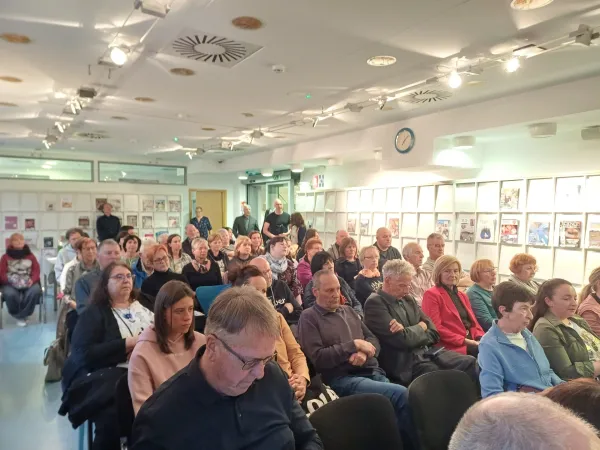 Postojna, Mestna knjiznica Postojna.Literarni vecer s pesnico Andrejo Blazic Klemenc, ki je predstavila pesnisko zbirko Zivljenje potuje skozme, ki je izsla letos pri celovski zalozbi Fran.