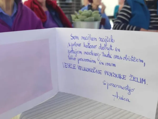 Dobrodelna akcija "Sreča v očeh, ki pogreje srce" je zbrala čez pet tisoč velikonočnih vo&scaron;čilnic za starej&scaron;e v domovih