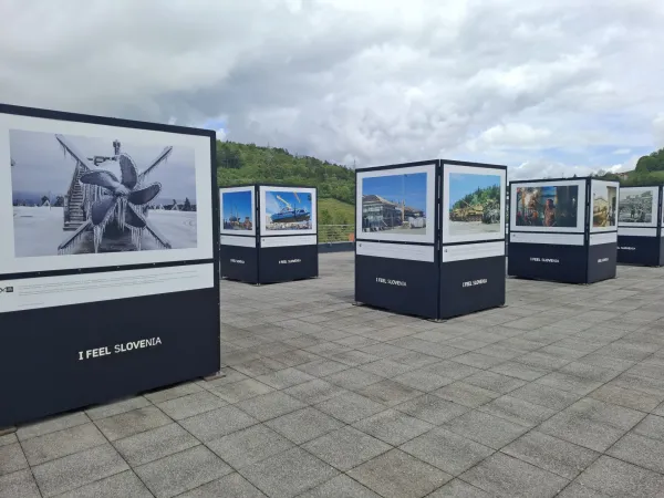 Zunanja fotografska razstava na panojih Arzenal dedi&scaron;čine - 20 let in razstava o voja&scaron;kem letalu MIG21 - med konstrukcijo in mitom