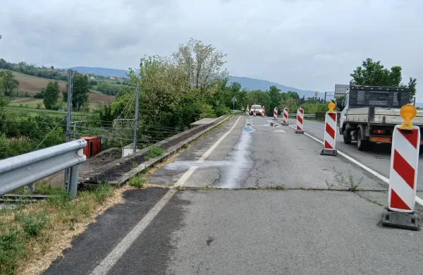 Že pol leta je polovica ceste med Bertoki in Bivjem zaprta