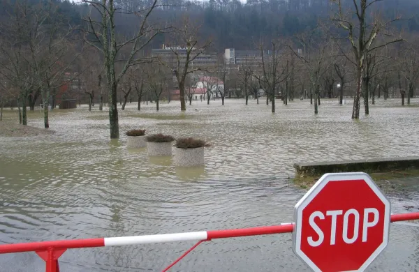 poplava reka Pivka parkiri&scaron;če Postojnska jama