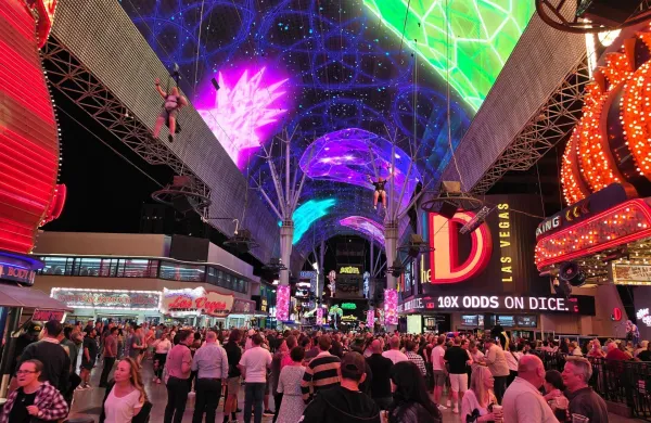 Zipline nad glavami ljudi na Fremont Street Experience 