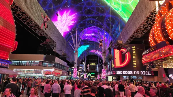 Zipline nad glavami ljudi na Fremont Street Experience 