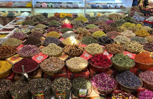 Tradicionalna tržnica v Bakuju - Nova tržnica. Gre za eno najbolj znanih in zgodovinskih tržnic v glavnem mestu Azerbajdžana, kjer prodajajo sadje, začimbe, ore&scaron;čke, čaj, kaviar, suho sadje in druge lokalne izdelke.