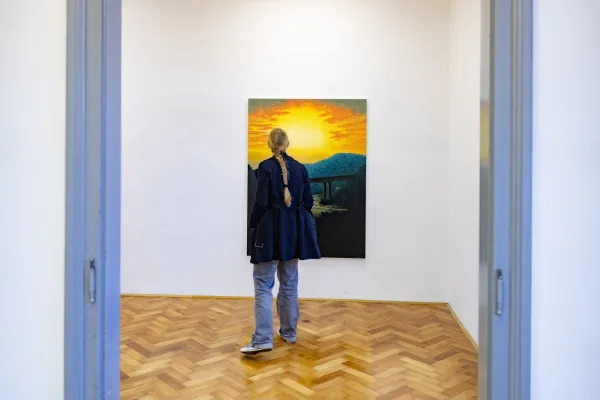 V Hi&scaron;i kulture v Pivki so sinoči odprli razstavo Sta&scaron;a Kleindiensta, ki ga kritika označuje za enega najbolj intrigantnih slovenskih sodobnih slikarjev srednje generacije.
