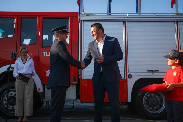 PGD Nova vas je prejelo novo gasilsko vozilo, predal jim ga je piranski župan Andrej Korenika.