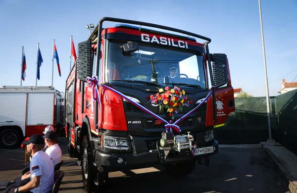 PGD Nova vas je prejelo novo gasilsko vozilo, predal jim ga je piranski župan Andrej Korenika.