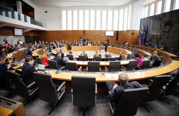 Ljubljana, DZ.Izredna seja DZ, na kateri so obravnavali predlog spremembe zakona o vladi, s katerim zelijo poslanci SDS skrciti stevilo ministrstev s sedanjih 19 na 14, ter predlog zakona o interventnih ukrepih za razvoj Slovenije poslancev NSi, SLS in Fokus, Demokratov in Resnice.