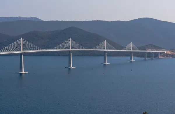 Pelje&scaron;ki most, ki pred mejo z BiH povezuje kopno s polotokom Pelje&scaron;ac, bodo jeseni sanirali.