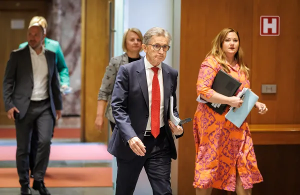 Med poslanci Demokratov naj ne bi bilo enotnosti o vstopu v desno Jan&scaron;evo vlado.