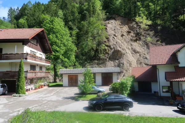 Občina Cerkno ima preko 200 aktivnih plazov in več sanacij. Za sanacijo februarja sproženega in v torek poglobljenega plazu, &scaron;e nima dokumentacije niti denarja. Geologi menijo, da je takoj&scaron;ja sanacija nujna. 