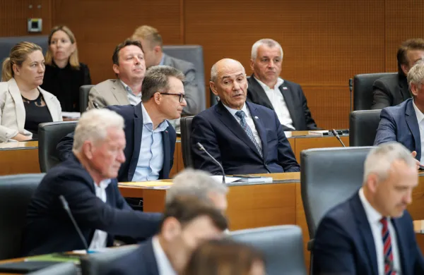 Ljubljana, DZ.Izredna seja DZ, na kateri so obravnavali predlog zakona o interventnih ukrepih za razvoj Slovenije, predlog odloka o ustanovitvi in nalogah delovnih teles DZ ter mandatno-volilne zadeve.Poslanec SDS Zvonko Cernac in predsednik SDS Janez Jansa.