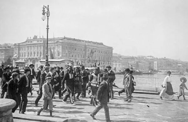 Obisk z daljnega zahoda - Ameri&scaron;ki domorodci v značilnih oblačilih na trža&scaron;kem pomolu