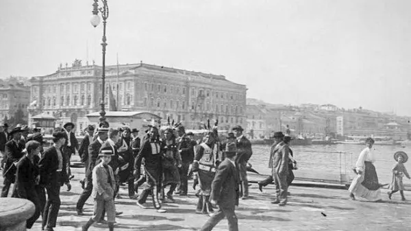 Obisk z daljnega zahoda - Ameri&scaron;ki domorodci v značilnih oblačilih na trža&scaron;kem pomolu