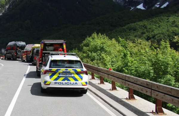 Včeraj se je v bližini naselja Log pod Mangartom v prometni nesreči huje po&scaron;kodoval tuji motorist.