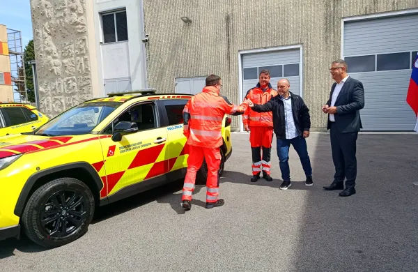 Predaja dveh vozil za nudenje zdravni&scaron;ke pomoči na terenu