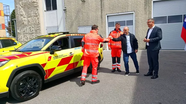 Predaja dveh vozil za nudenje zdravni&scaron;ke pomoči na terenu