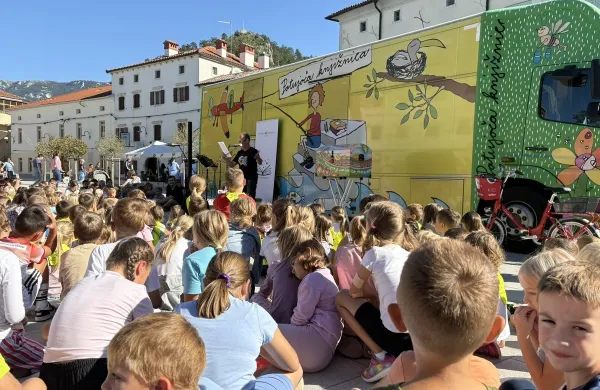 Bibliobus Lavričeve knjižnice je v Tednu mobilnosti na Glavnem trgu v Vipavi razveselil &scaron;tevilne malčke in &scaron;olarje. 