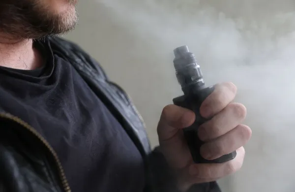 Vape, kajenje elektronska cigareta. (FOTO: Primoz Lavre)