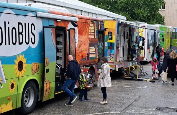 Po vaseh izginjajo trgovine in bankomati, bibliobusi pa ostajajo